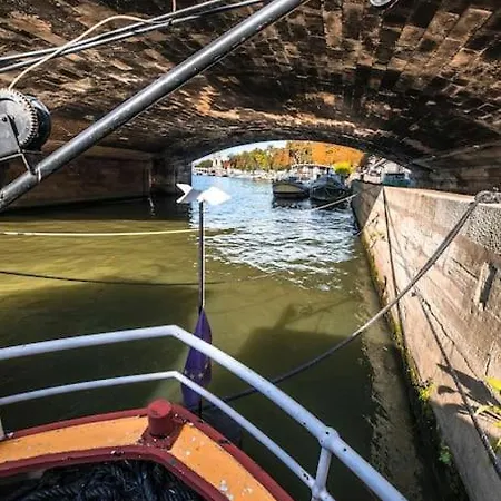 Classic Riverboat In The Center Of * باريس