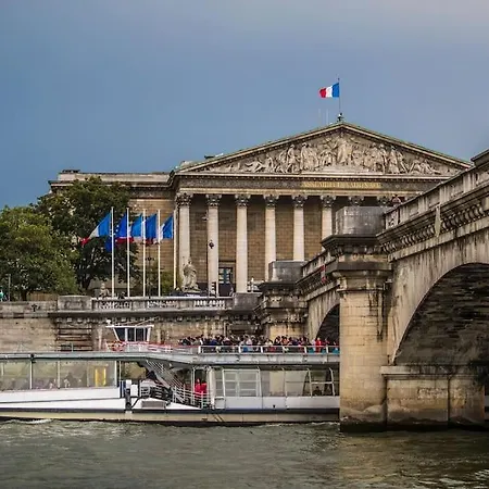 Classic Riverboat In The Center Of بوتيل
