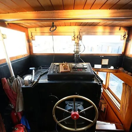 Classic Riverboat In The Center Of بوتيل *