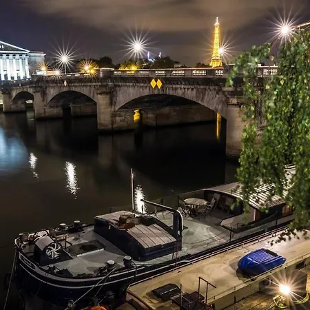 Classic Riverboat In The Center Of Båthotell Paris