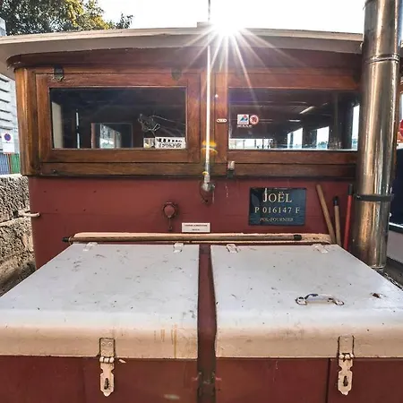 Classic Riverboat In The Center Of باريس