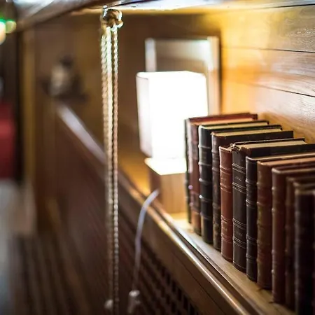 بوتيل Classic Riverboat In The Center Of